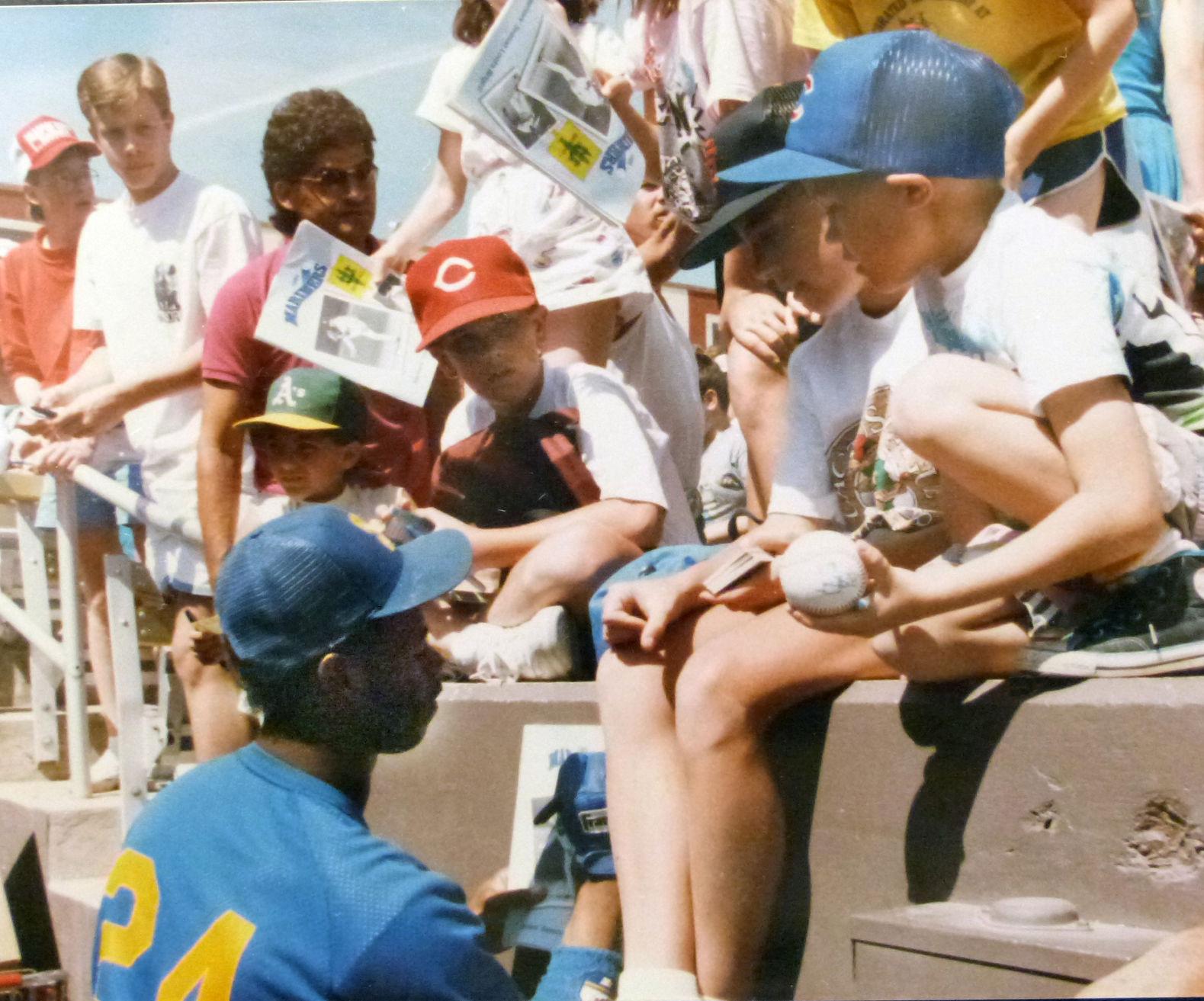 Ken Griffey Jr. signs autographs
